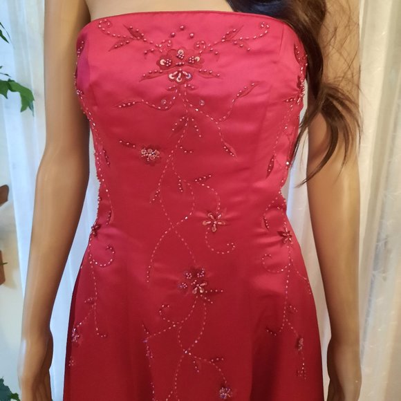 Elegant Beaded Bordeaux Tutto Bene Formal Gown - Picture 3 of 11